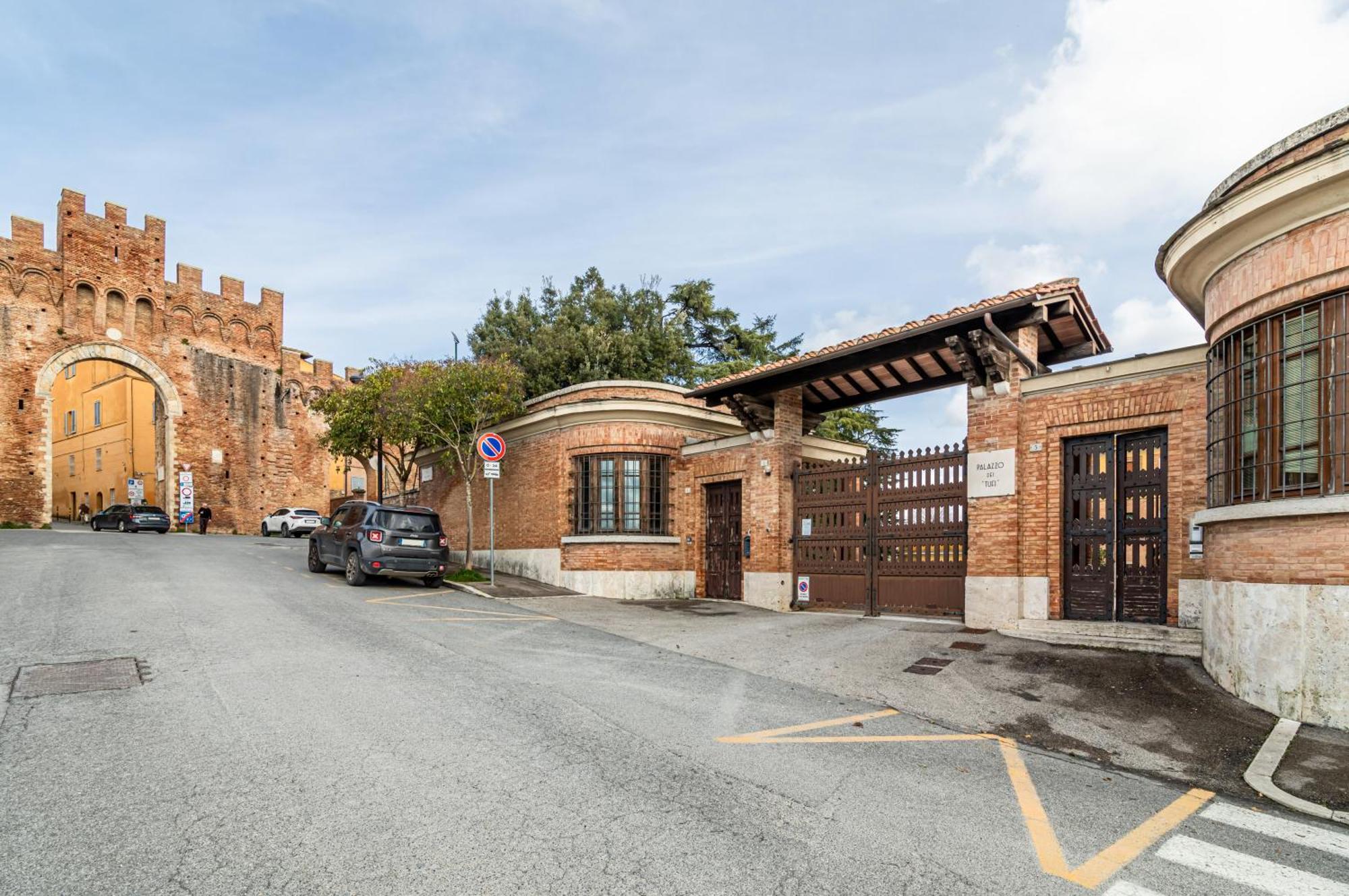 Porta Tufi Luxury Apartment With Private Parking! Siena Exterior foto
